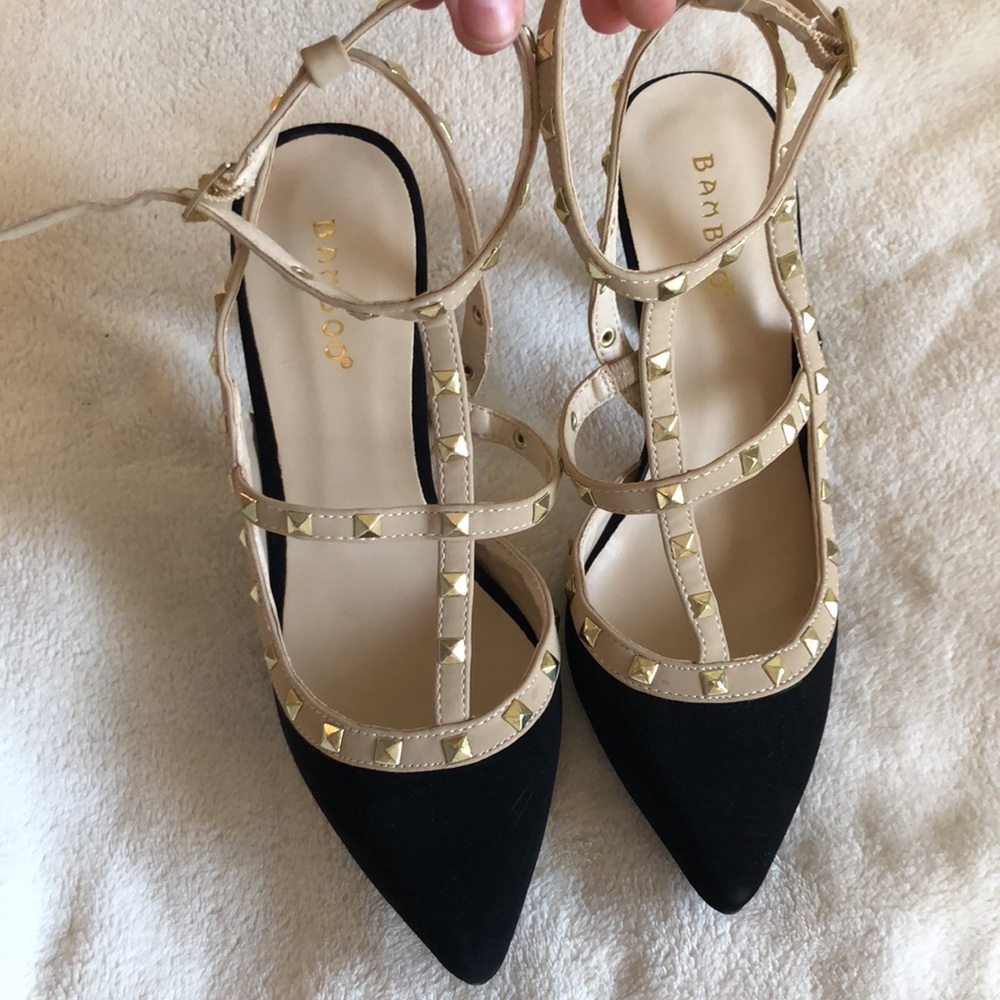 NEW🧡Size 8 Bamboo black heals. With tan straps and gold embellishments.